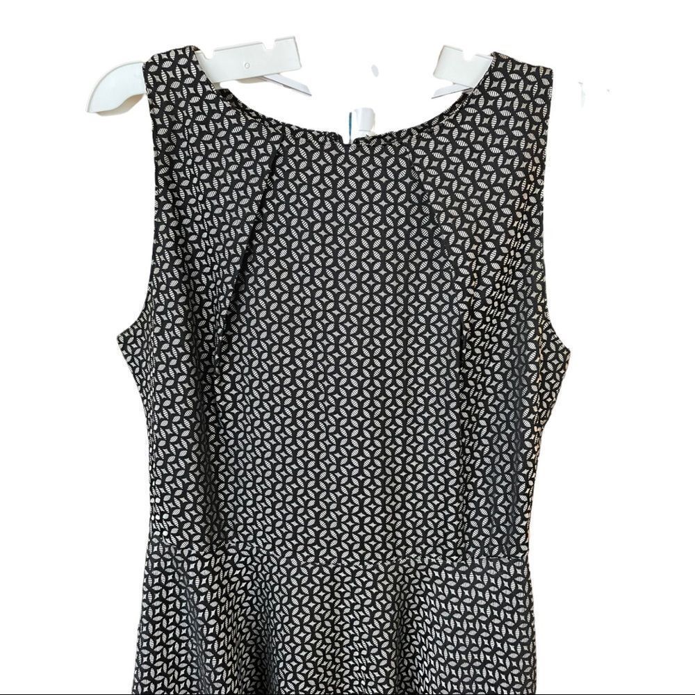 ‎GEOMETRIC SLEEVELESS DRESS - Picture 4 of 8